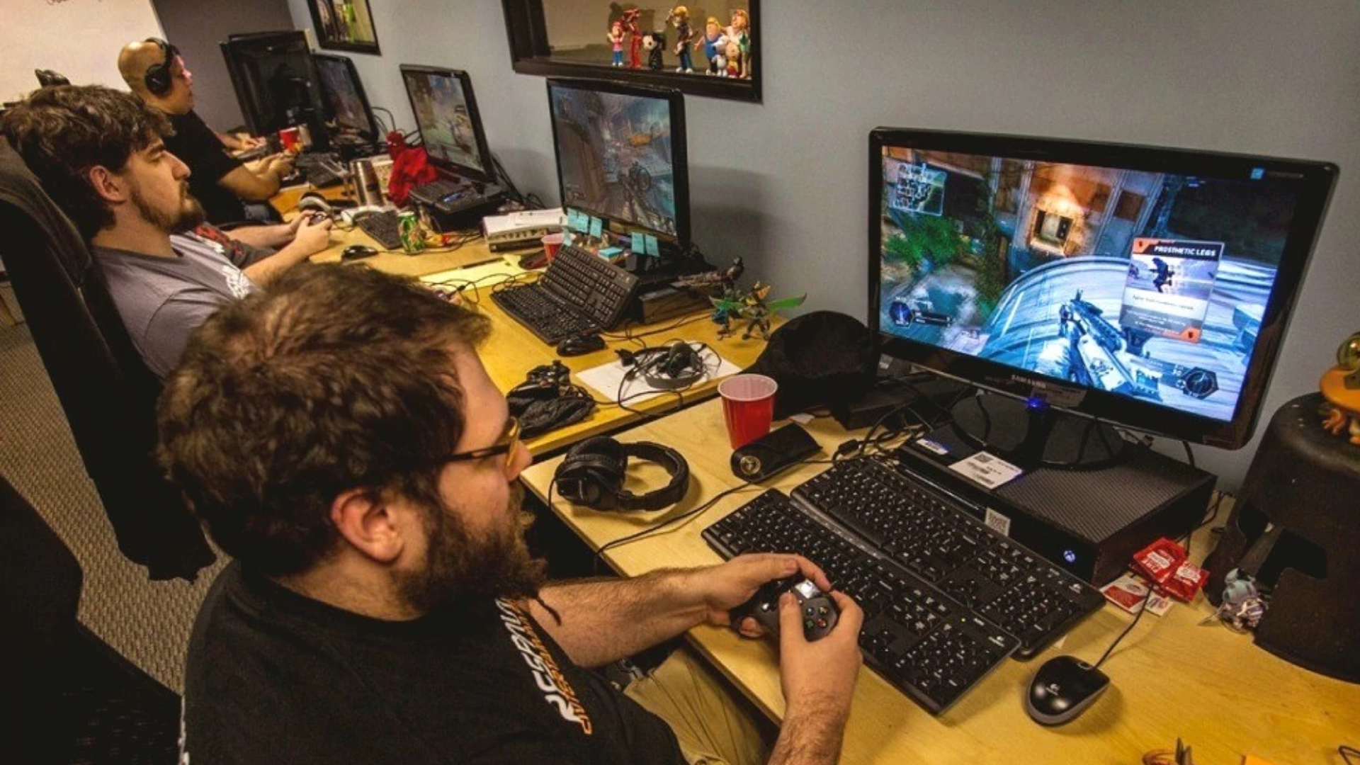 Геймер за компьютером. Компьютерные игры. Человек играет за компьютером. Человек играющий в компьютерные игры. Играть в компьютер.