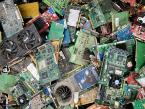 Az ükunokád is megkeserüli – Ha számít a környezeted, ne vegyél fizikai játékot!