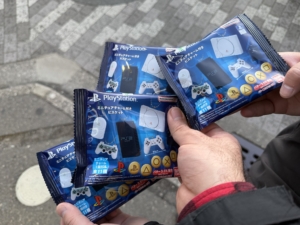 Óriási siker a PlayStation süti - a titkos zacskóban gyűjtői mini függőket találnak a gamerek